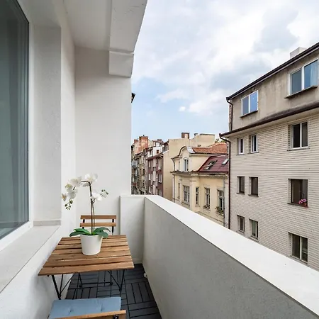 Bright & Sunny Stylish With 2bdr And 2bth Apartment