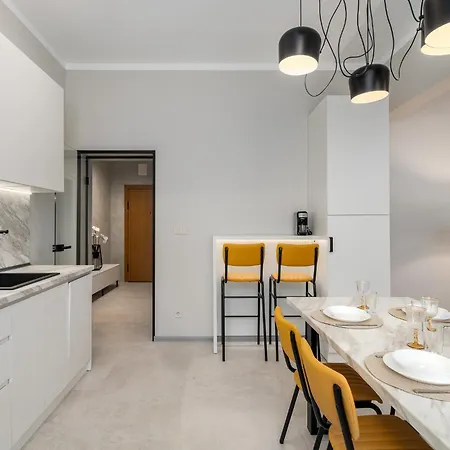 Bright & Sunny Stylish With 2bdr And 2bth Apartment
