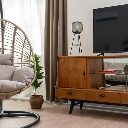 Apartment Bright & Sunny Stylish With 2bdr And 2bth